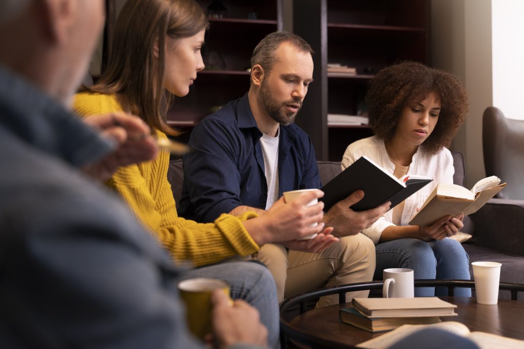 Imagem mostra um grupo de pessoas diversas lendo